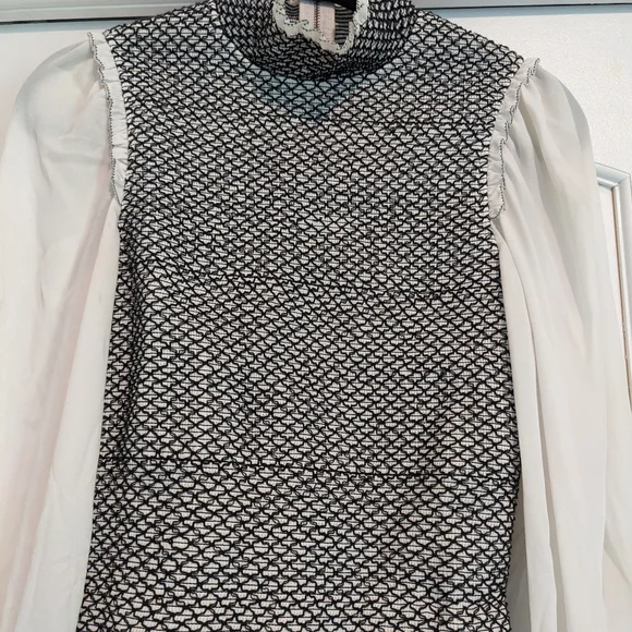 Alice + Olivia Black and White Patterned Top - Picture 4 of 8
